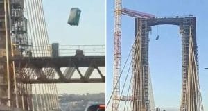 Neobičan incident u Sevilli: Mobilni toalet s mosta pao na jednu od najprometnijih saobraćajnica
